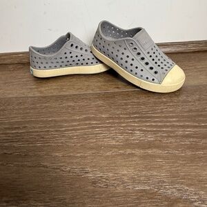 Native Jefferson Youth Unisex Slip-On Shoes Gray/Off White Size 8 Toddler Summer